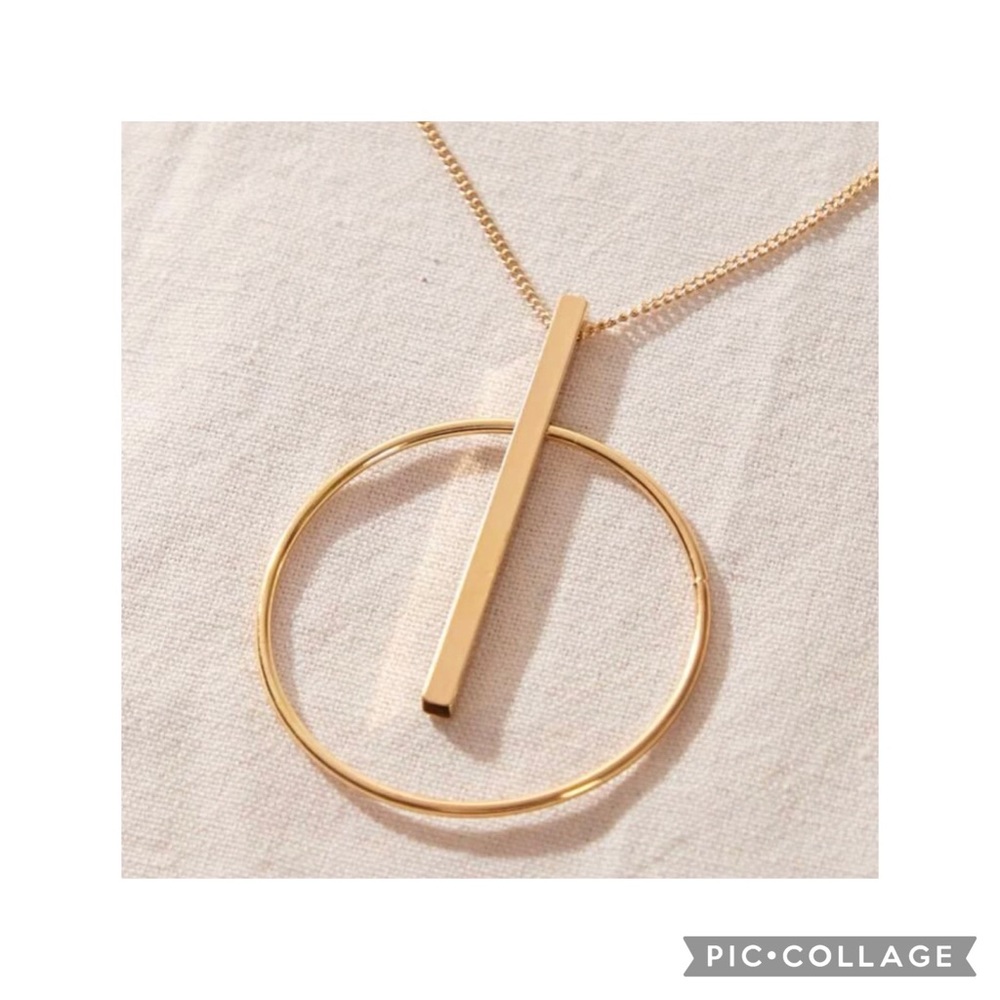 Gold round pendant chain necklace